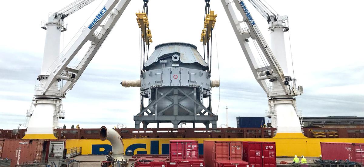The 330-ton LD converter (BOF) from Primetals Technologies is lifted onto the cargo ship Happy River in the Rotterdam harbour.