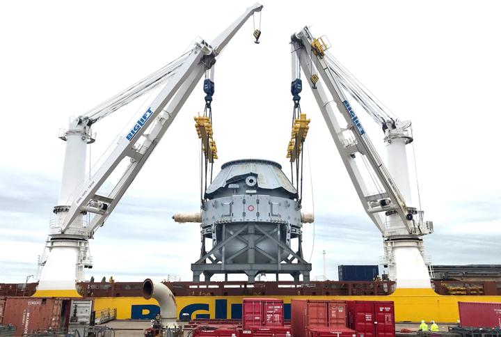 The 330-ton LD converter (BOF) from Primetals Technologies is lifted onto the cargo ship Happy River in the Rotterdam harbour.