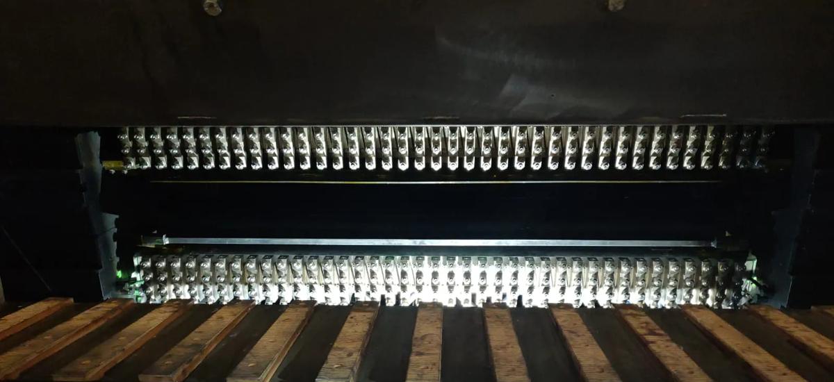 Aluminum cold tandem mill edgewipe