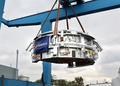 A part of the electric arc furnace shell is being delivered to voestalpine’s site in Linz, Austria. 