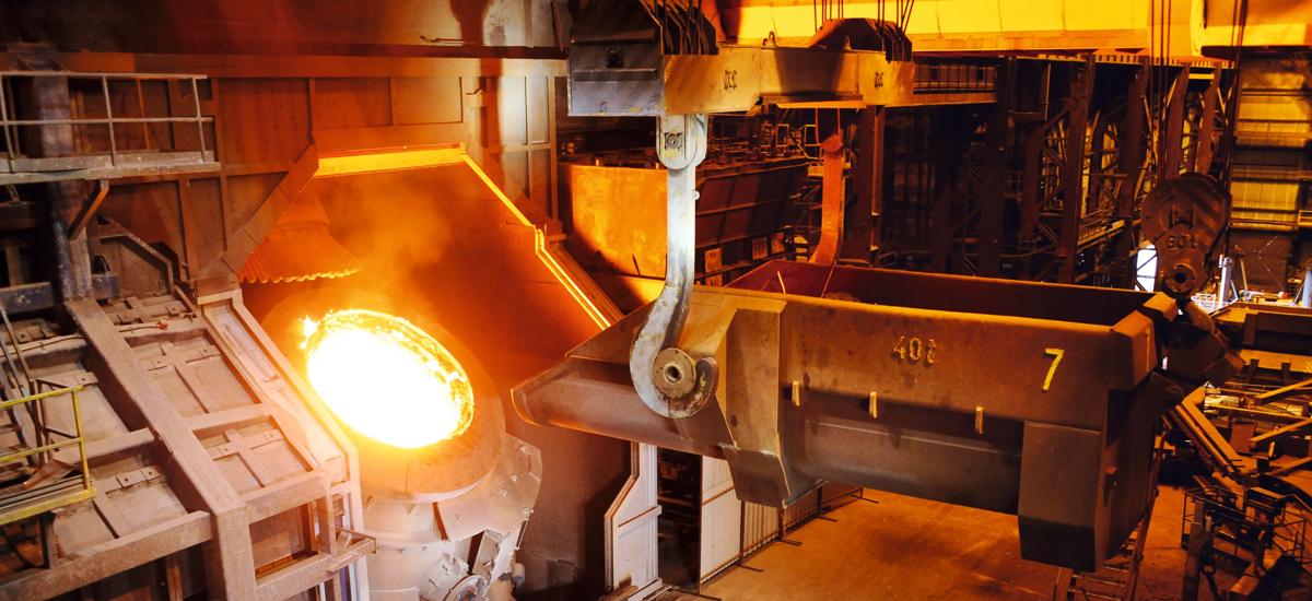 A converter, being charged with scrap. Higher scrap and HBI rates can lead to more environmentally friendly steelmaking.