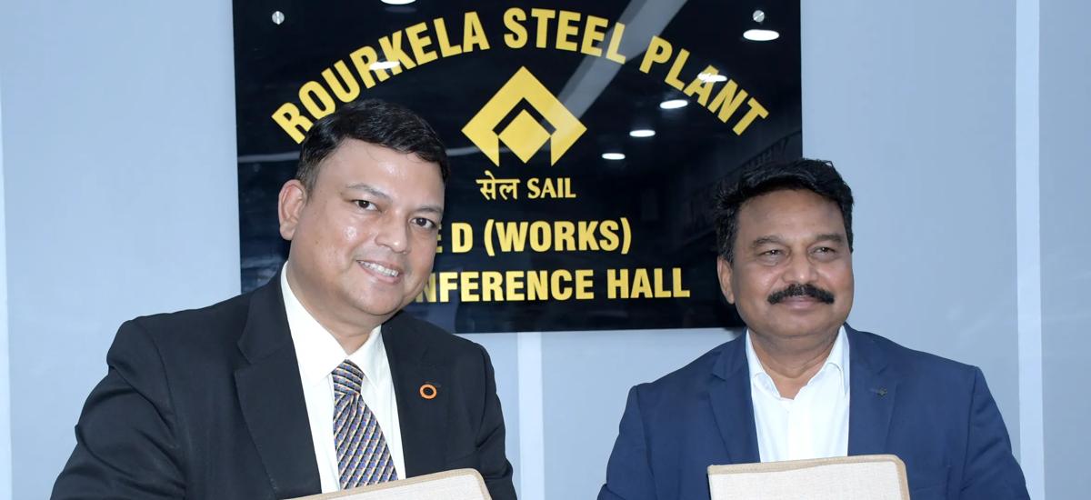Biswadeep Bhattacharjee, Vice President of Sales and Head of Green Steel India at Primetals Technologies, and Sharad Raghunath Suryawanshi, Executive Director (Works) at SAIL’s Rourkela steel plant, during the contract signing ceremony. 