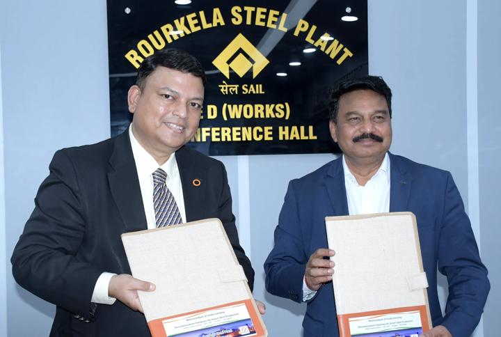 Biswadeep Bhattacharjee, Vice President of Sales and Head of Green Steel India at Primetals Technologies, and Sharad Raghunath Suryawanshi, Executive Director (Works) at SAIL’s Rourkela steel plant, during the contract signing ceremony. 