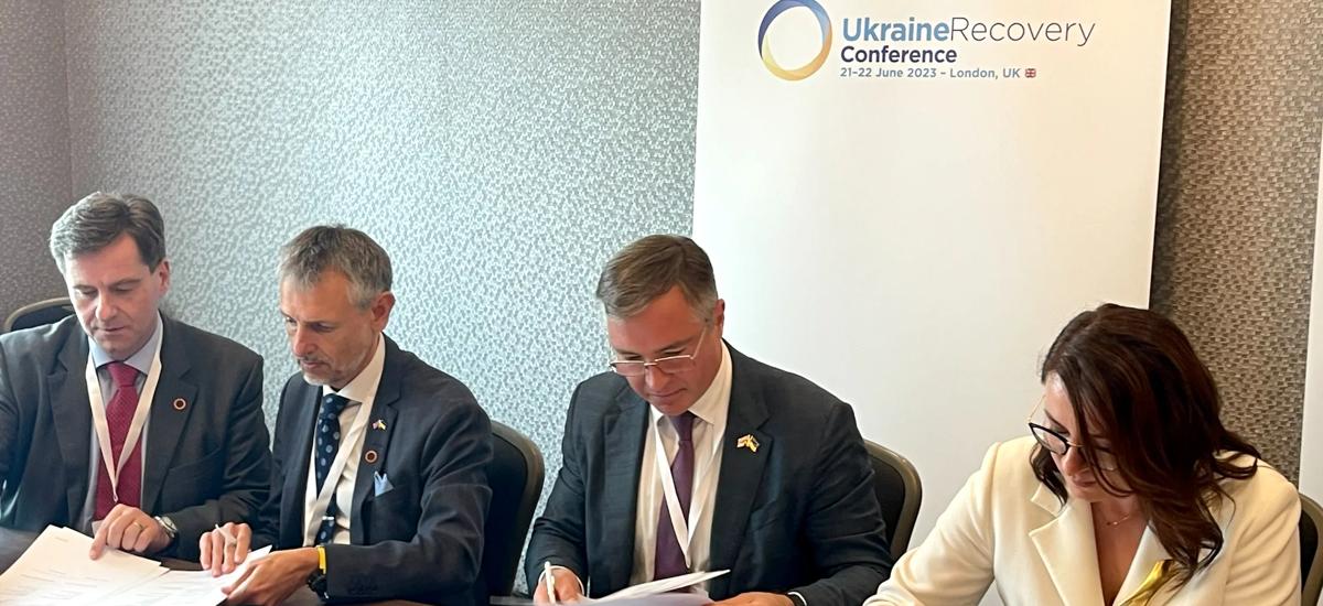 Signing of the letter of intent. From left to right: Andreas Lemp, Senior Vice President, Customer Relationship Management, Alexander Fleischanderl, Head of Green Steel and Senior Vice President, both with Primetals Technologies; Yuriy Ryzhenkov, CEO of Ukrainian leading steel producer Metinvest, who also signed the LOI, and Ukraine’s First Deputy Prime Minister and Minister of Trade and Economy Yulia Svyrydenko, who co-signed the agreement with Primetals Technologies.