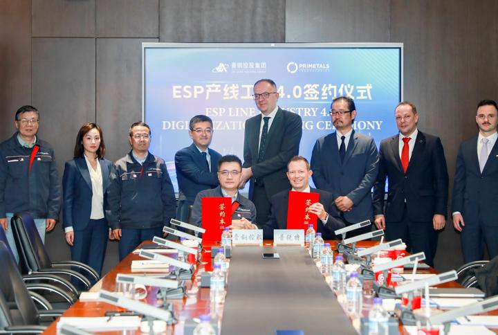 The signing ceremony was attended by Li Qiang (fourth from left), Chairman of Shanxi Jingang New Materials Technology; Tomislav Koledic (fifth from left), CEO of Primetals Technologies China; along with senior executives and team members from both companies.