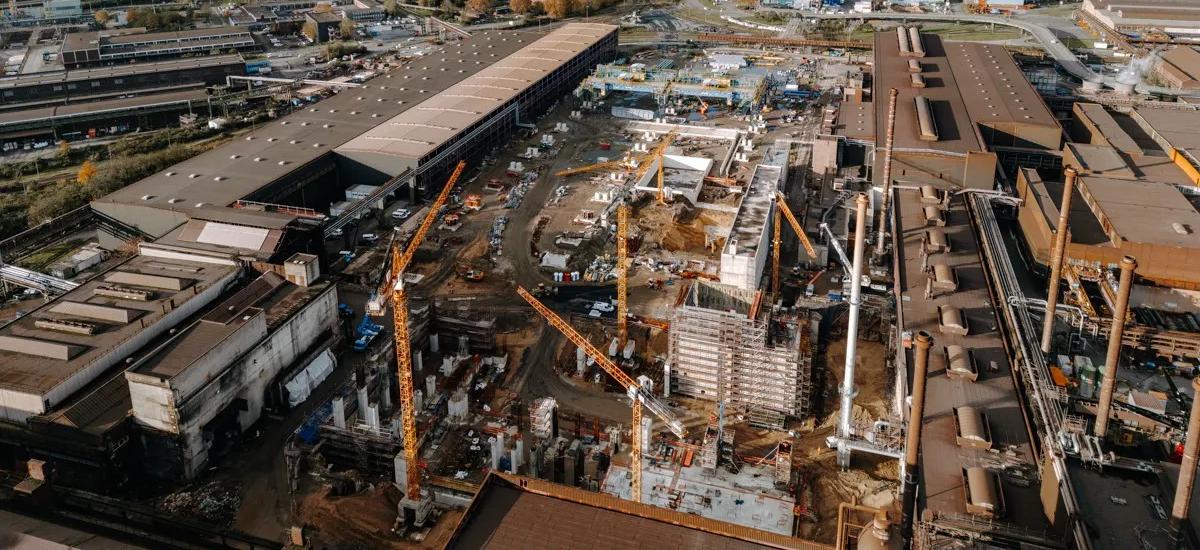 近代的な熱間圧延機１基の建設、連続鋳造機の改造１基と建設１基、ウォーキングビーム炉２基の新設など、ティッセンクルップスチールは、欧州における競争力強化のために着実に前進しています。（写真の著作権はティッセンクルップスチールに帰属）