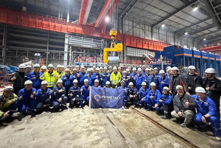 The Primetals Technologies team celebrates the first coil at Zhongshou Special Steel’s Arvedi ESP line. 