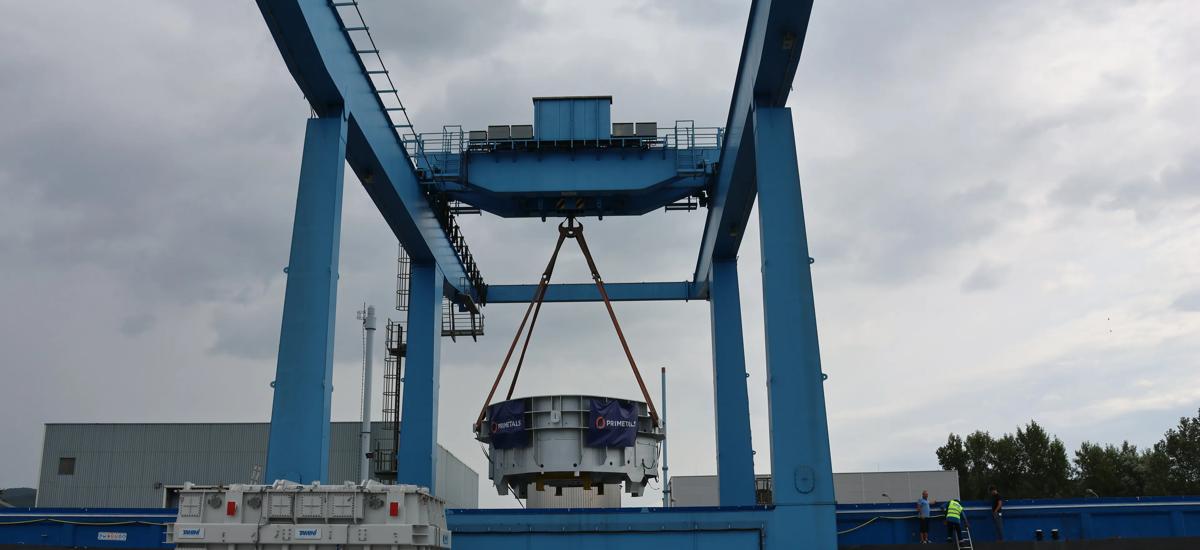 A part of the electric arc furnace shell is being delivered to voestalpine’s site in Linz, Austria. 