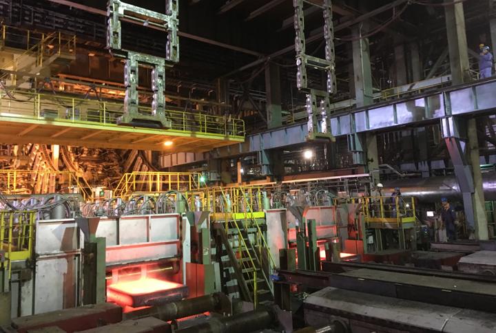 With the new fully automatic dummy bar top feeding system from Primetals Technologies, Baosteel can now start complete sequences as e.g. the takeover from hoist to car by pushing just one button.