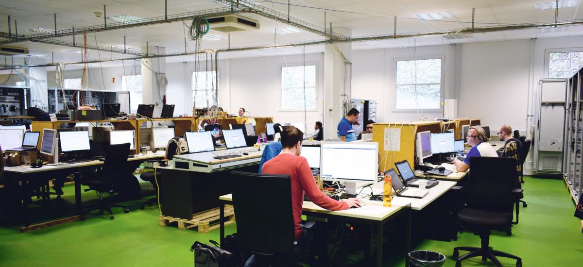 Programmers from all around the world have found their way to Fürth – to ensure that the Level 1 and Level 2 automation systems are performing as expected.