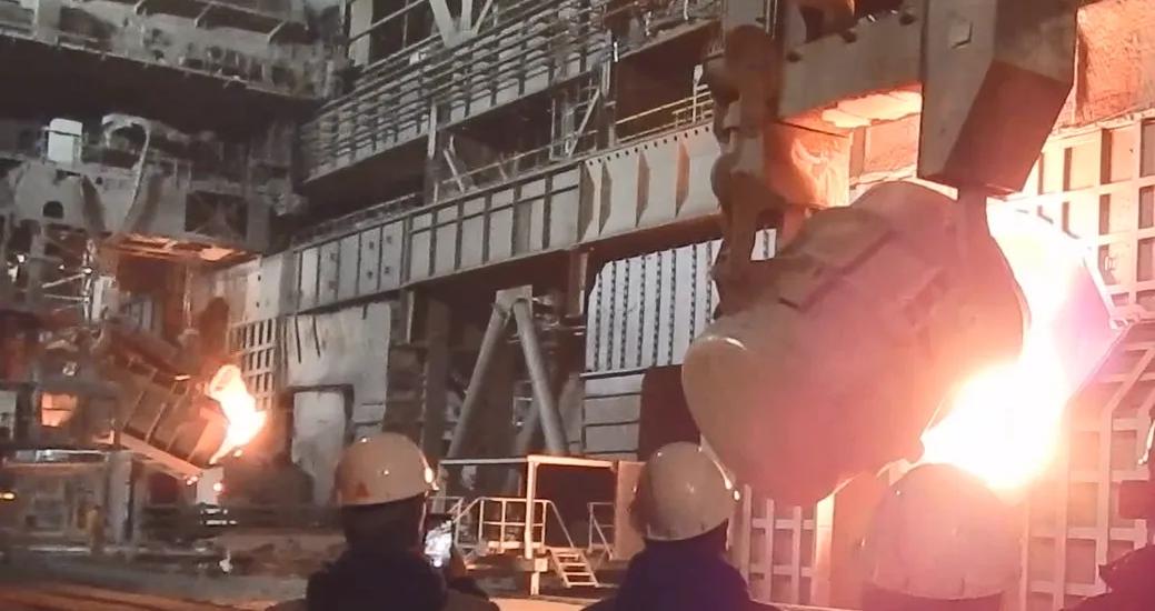 After modernization: Thanks to the new dedusting system, the off-gas is completely captured and cleaned during hot-metal charging into the converter.