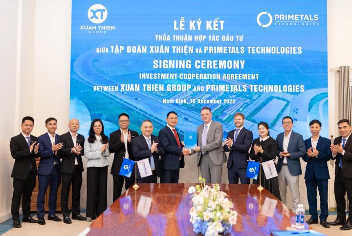 The Xuân Thiện Group has chosen Primetals Technologies as its technological partner for two new production lines. Pictured here are representatives from both companies at the signing ceremony.