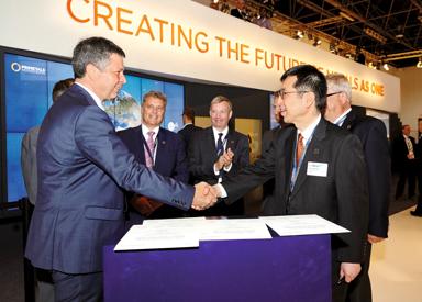 Contract-signing ceremony at the Primetals Technologies METEC 2015 stand for a blast furnace dry-slag  granulation project (Düsseldorf,  June 16, 2015). Dr. Franz Androsch (left), voestalpine AG, and Dr. Etsuro Hirai, CTO of Primetals Technologies (right) 