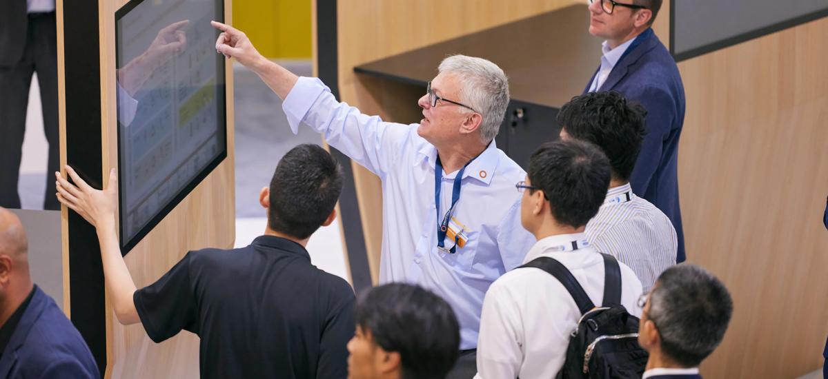 View of an expert from Primetals Technologies interacting with customers at METEC 2023.