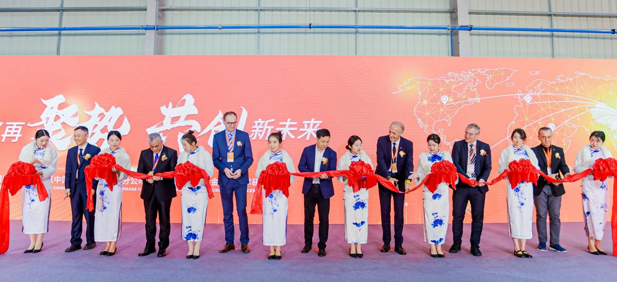 The opening ceremony at the Changxing workshop. Sixth from left: Tomislav Koledic, CEO of Primetals Technologies China; eight from left: Zheng Liang, Director of Changxing Economic and Technological Development Zone Management Committee; tenth from left: Karl Purkarthofer, Global Head of Metallurgical Services at Primetals Technologies.