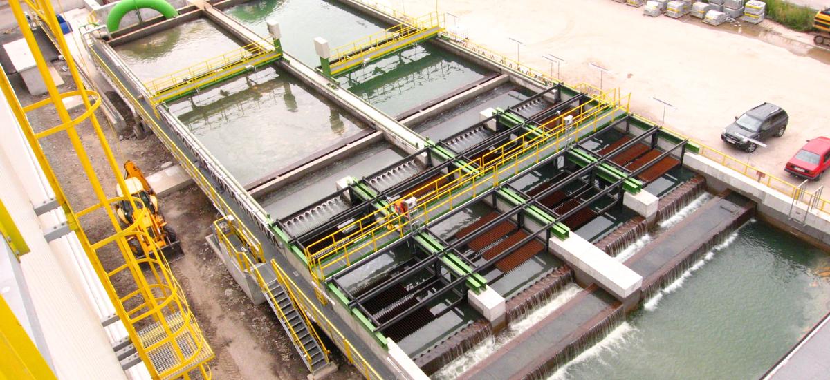 Longitudinal clarifier for direct cooling water treatment