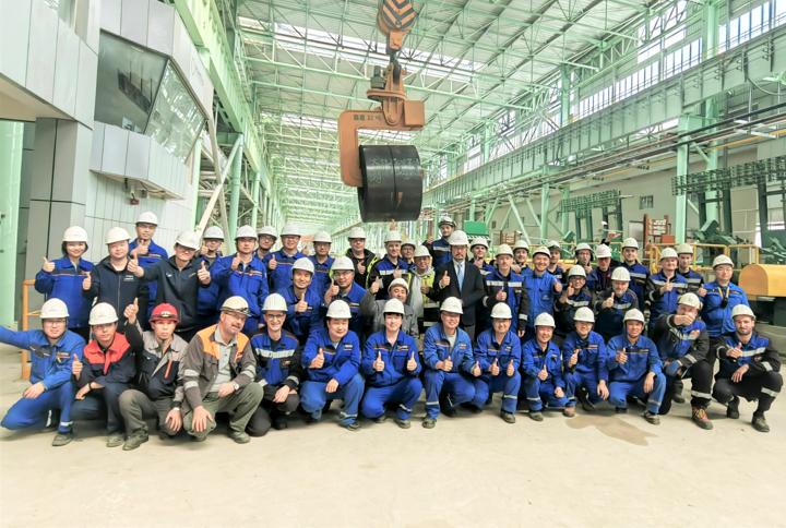 The Primetals Technologies team, commemorating the first coil produced on Arvedi ESP line No. 2 at the customer’s site located in Hebei province.  