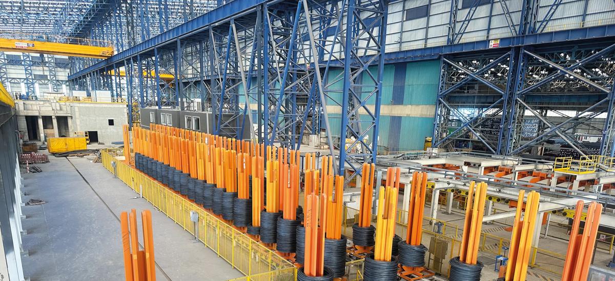 The coil-handling area of the upgraded wire-rod mill demonstrates the size of the modernization project as well as Kaptan’s commitment to operational excellence. Extensive Level 1 and Level 2 automation throughout the mill lets workers use a tablet-style mobile control panel to control the production equipment.