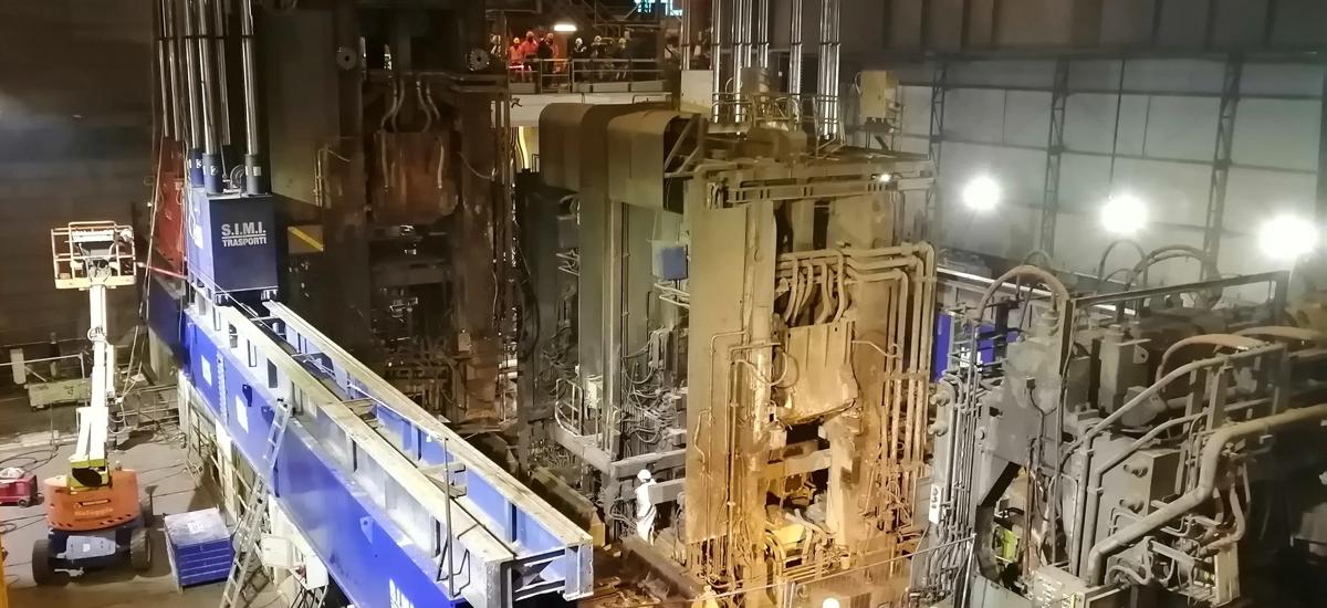 A special crane moves the rolling stand R1 to its new position as R 3 in the Arvedi ESP line of Acciaieria Arvedi in Cremona, Italy. The modernization project was carried out by Primetals Technologies and is part of an upgrade aimed at raising the line´s production capacity to 3 million metric tons per year.