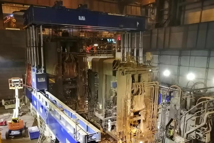 A special crane moves the rolling stand R1 to its new position as R 3 in the Arvedi ESP line of Acciaieria Arvedi in Cremona, Italy. The modernization project was carried out by Primetals Technologies and is part of an upgrade aimed at raising the line´s production capacity to 3 million metric tons per year.