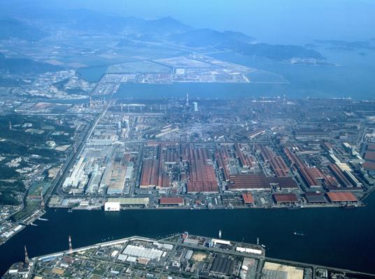Bird’s-eye view of the JFE Steel West Japan Works in the Fukuyama district. 