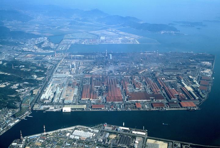 Bird’s-eye view of the JFE Steel West Japan Works in the Fukuyama district. 