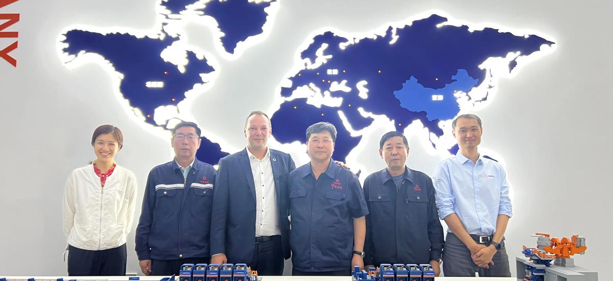 Representatives from Zhongshou Special Steel and Primetals Technologies in front of a model of Zhongshou’s Arvedi ESP line. From left to right: Liu Chang, Senior BD Manager at Primetals Technologies China, Yu Jian Shui, General Manager at Zhongshou Special Steel, Franz Glaser, ESP Sales Director at Primetals Technologies, Zheng Ting Wen, Chairman at Zhongshou Special Steel, Li Lian Zheng, Vice President at Zhongshou Special Steel, and Huang Wei, Sales Director Upstream at Primetals Technologies China. 