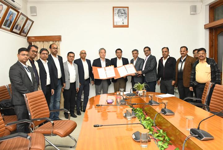 Representatives of SAIL IISCO and Primetals Technologies at the contract signing ceremony.   