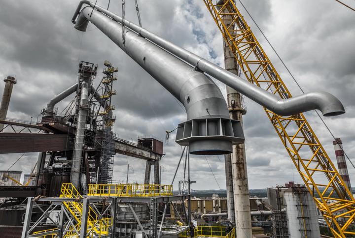Construction of the gas cleaning plant from Primetals Technologies – a 1000-ton crane lifting the final piece of the downcomer into position. 