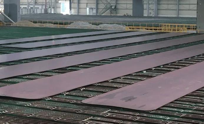 Direct quenched (DQ) or abrasion-resistant steel plates on a cooling bed