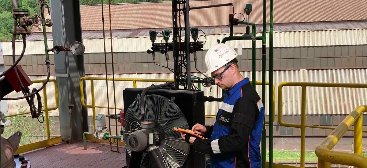 Maintenance engineer in the field uses tablet and software m.doc operation to release local control after he has finished maintenance