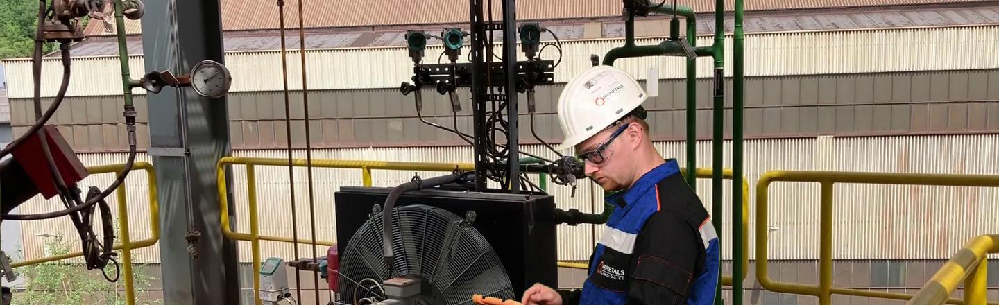 A maintenance engineer can fix a task in the field using his tablet and the software m.doc operations