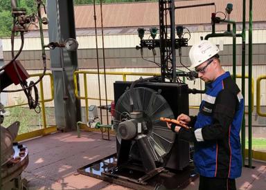 A maintenance engineer can fix a task in the field using his tablet and the software m.doc operations