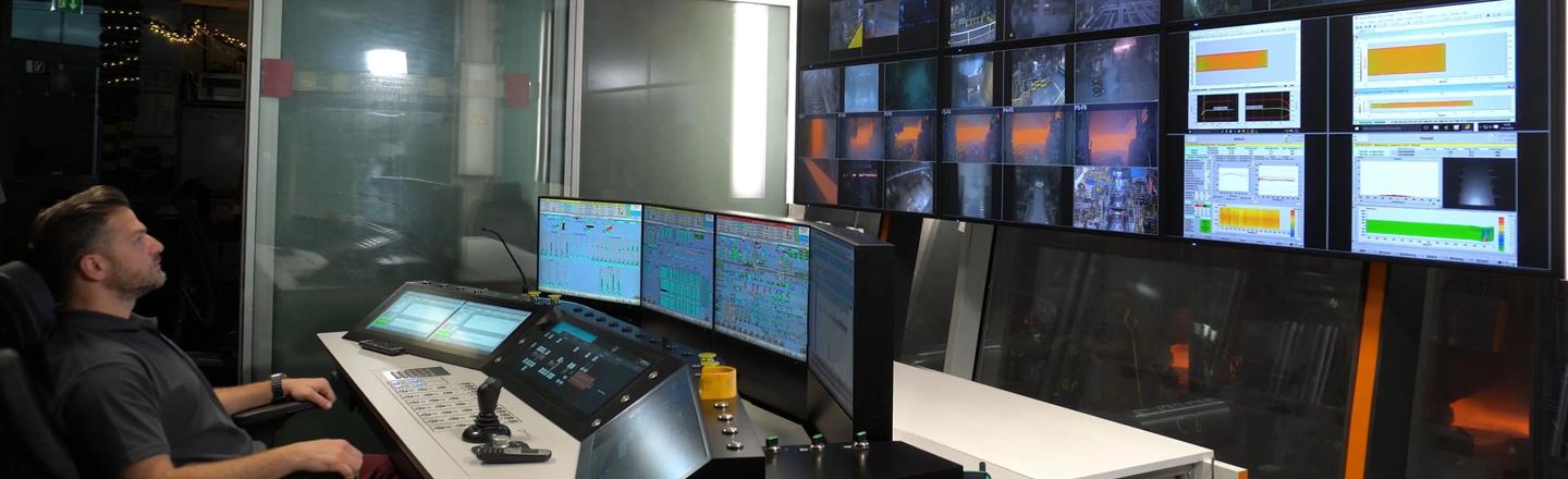Central Operation Cockpit for a steel plant or rolling mill, designed for easy and intuitive operation by operators. The ergonomic layout and integrated controls simplify plant management and represent the first step toward autonomous rolling.