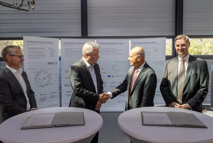 Representatives from Salzgitter and Primetals Technologies at the contract signing ceremony. 