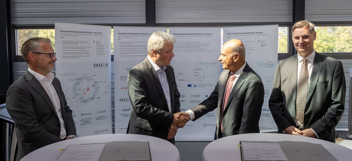 Representatives from Salzgitter and Primetals Technologies at the contract signing ceremony. From left to right: Alexander Stein, Managing Director at Salzgitter Flachstahl, Ulrich Grethe, Head of Steel Production at Salzgitter, Aashish Gupta, Executive Vice President at Primetals Technologies, and Dr. Jan Friedemann Plaul, Senior Vice President at Primetals Technologies.