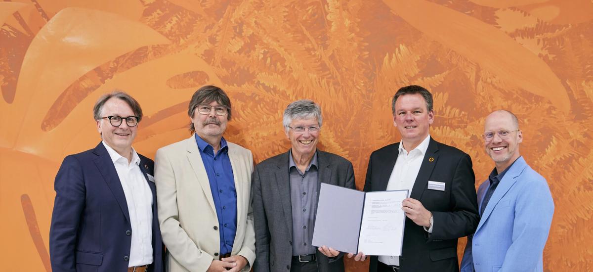 The signing ceremony took place at the trade fair METEC in Düsseldorf. From left to right: Kurt Herzog, Head of Industry 4.0 (Primetals Technologies), Gustav Buchberger, Managing Director (ABF), Hermann Freiberge, Head of R&D (ABF), Hans-Jürgen Zeiher, Head of Electrics and Automation (Primetals Technologies), and Christian Hiebl, COO (ABF).
