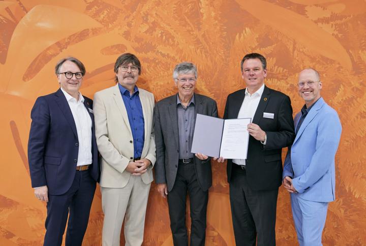 The signing ceremony took place at the trade fair METEC in Düsseldorf. 