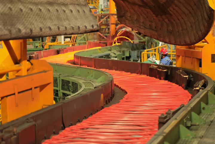 Curved conveyor section feeding Primetals Technologies’ Stelmor Conveyor.