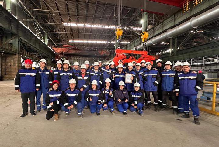 The Primetals Technologies caster startup team on site at HBIS XuanHua.