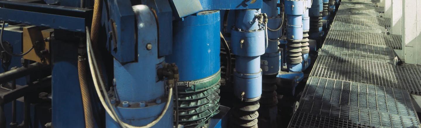 Continuous casting strand guides at the slab caster