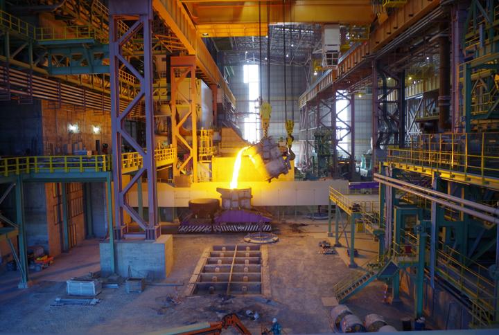 AOD converter tapping at Outokumpu Alabama, USA