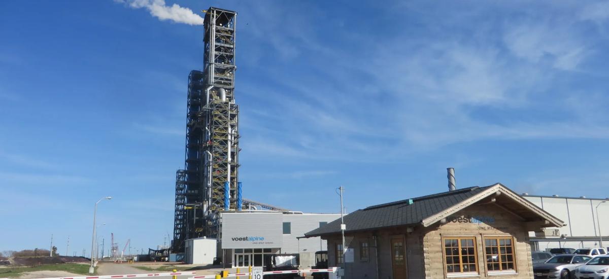 Midrex direct reduction HBI plant of voestalpine near the city of Corpus Christi, Texas on the Gulf of Mexico. The largest single module of this type worldwide was built by Primetals Technologies and Midrex Technologies, Inc. and achieved the performance guarantee test parameters in February 2017 (Photo courtesy of voestalpine).