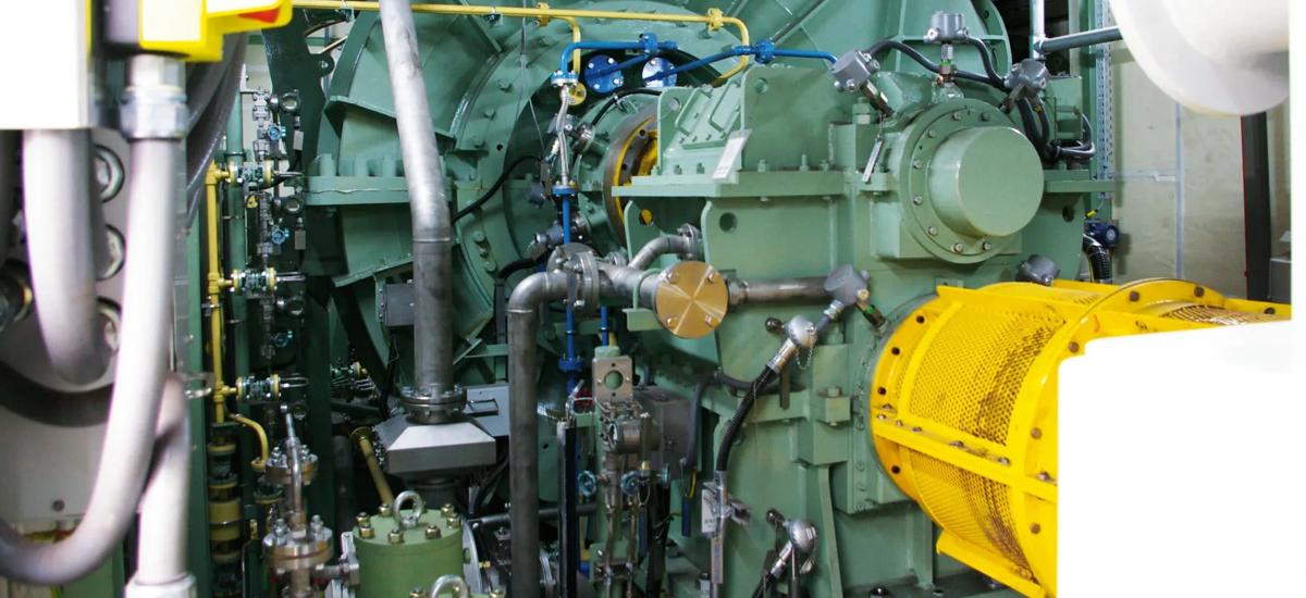 Fig. 4: The turbine encompasses a rotating shaft equipped with running blades made of erosion- and corrosion-resistant stainless steel. Adjustable guide vanes at the inlet ensure high efficiency.