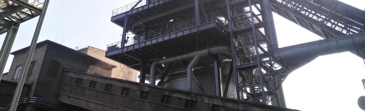 Sinter shaft cooler with hot air ducts, bleed off and hot sinter charging pan conveyor
