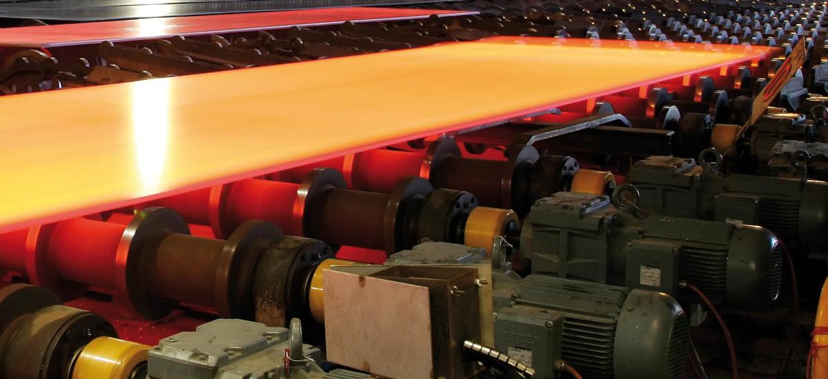 Heavy plates on cooling bed following hot levelling