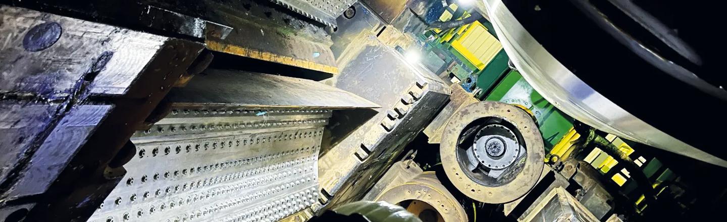 A close-up look at the new 10 bar high-pressure cooling header for the Power Work-Roll Cooling technology installed at mill stand F1.