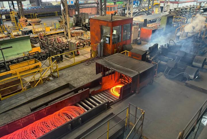 8-millimeter wire rod exiting laying head onto cooling conveyor at Stahl Gerlafingen’s new wire rod mill from Primetals Technologies. 