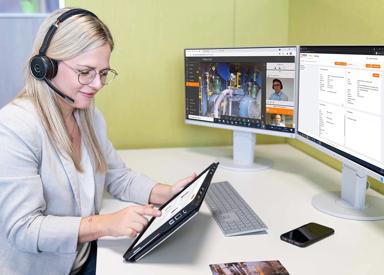A service employee is handling a digital customer inquiry.