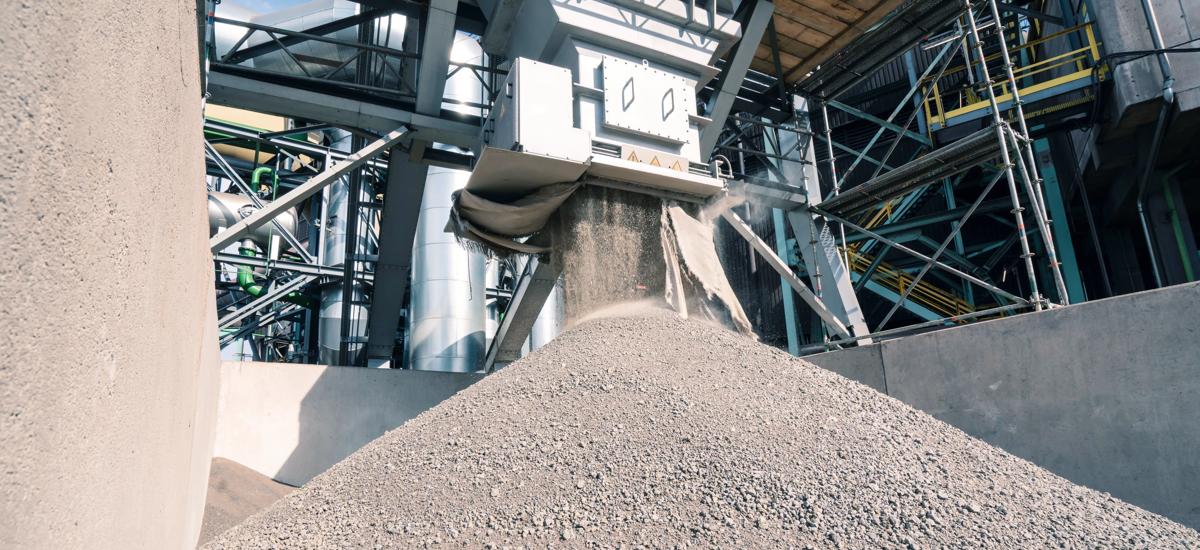 The final product: dry slag sand with a glass content of 94-97% can serve as a premium-quality substitute for cement clinker